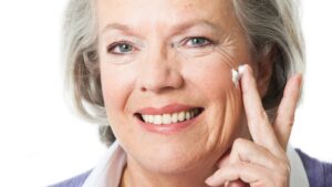 Consejos de expertos para cuidar la piel en la tercera edad y mantenerla saludable