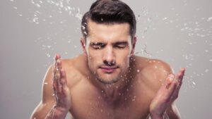 Los cuidados esenciales para una piel del rostro sana en hombres.