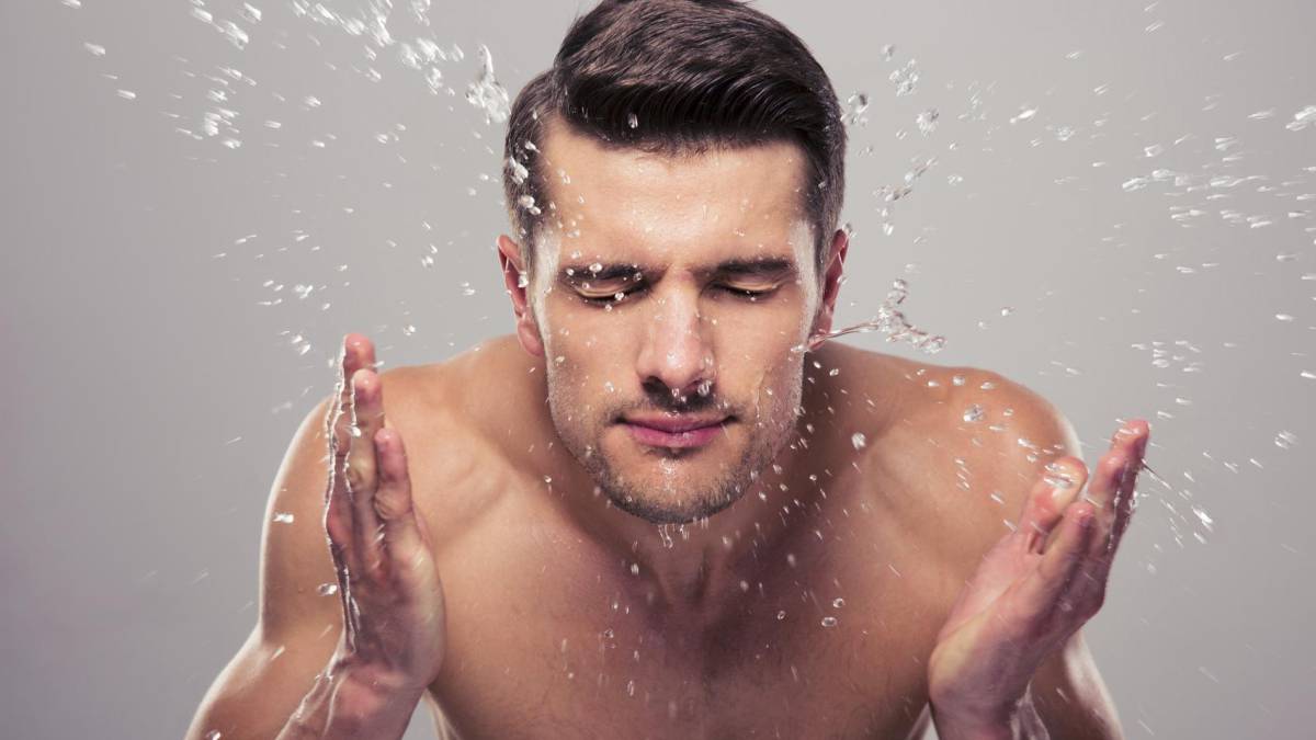 Los cuidados esenciales para una piel del rostro sana en hombres.