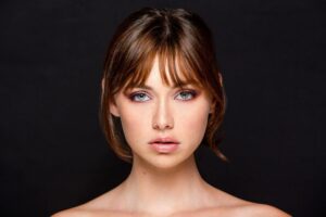 Descubre el mejor maquillaje Benefit primer para lucir radiante.