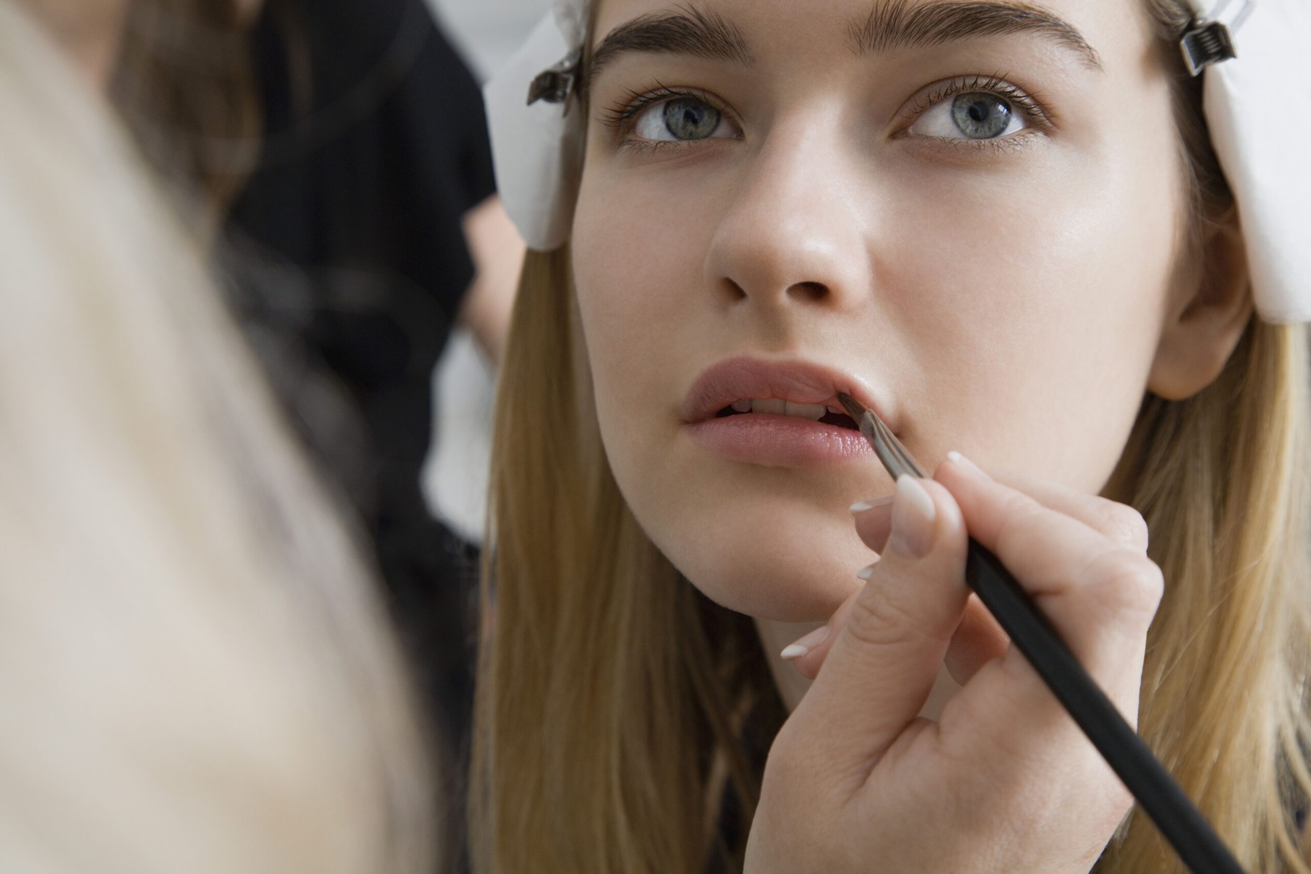 ¡Consigue un maquillaje perfecto todo el día con el fijador de maquillaje de Bobbi Brown!