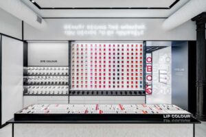 Descubre el glamour con el maquillaje Chanel – Atrévete a lucir radiante y elegante con los productos de Belleza de Chanel.