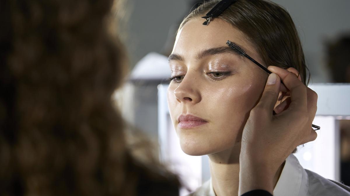 Descubre las mejores opiniones de maquillaje Benefit para un look perfecto