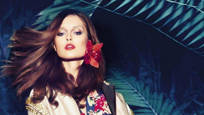 Descubre los mejores productos de maquillaje capilar para lucir un cabello perfecto.