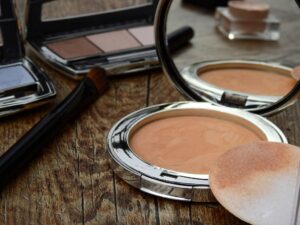 Consejos para llevar maquillaje en equipaje de mano: vuela sin preocupaciones