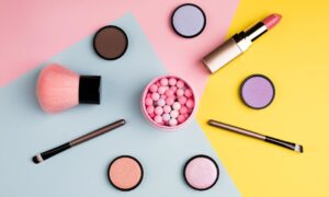 Descubre los icónicos productos de maquillaje de los 80, ¡la moda vintage que revive!