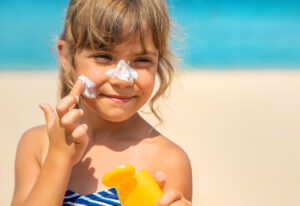 Consejos esenciales para la protección de la piel de los niños: previniendo daños solares y cuidando su salud dermatológica
