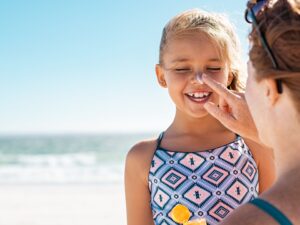 Protege la piel de tus hijos con estos consejos de cuidado infantil