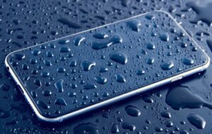 Descubre el maquillaje waterproof perfecto para disfrutar de la piscina sin preocupaciones