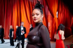 Descubre los secretos del maquillaje de Rihanna y luce como una estrella ¡Entra ya y sorpréndete con nuestros tips y productos exclusivos!