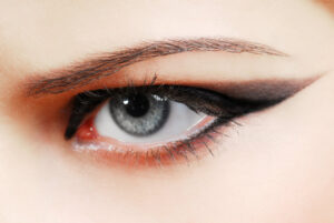 Descubre el impacto del maquillaje ángel negro: look misterioso y seductor.
