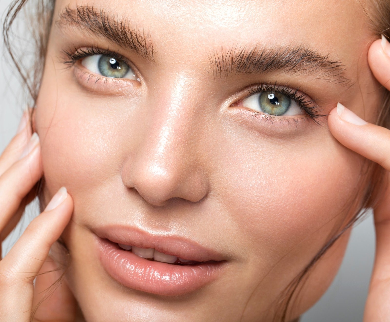 Descubre el encanto del maquillaje natural para un look radiante y fresco.