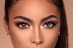 Consigue un maquillaje natural para ser la invitada perfecta en una boda.