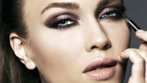 Encuentra tu base perfecta para un maquillaje impecable.