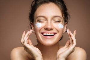 Descubre la mejor rutina de belleza para un cuidado facial radiante