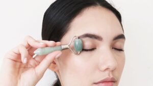 Rutina de cuidado facial con rodillo de jade