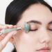 Rutina de cuidado facial con rodillo de jade
