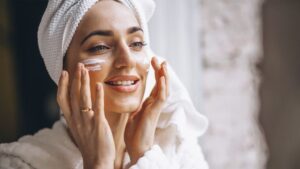 Rutina de cuidado facial masculina: Consejos y productos