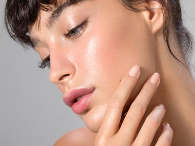 Descubre qué es el primer de maquillaje y su importancia en tu rutina diaria. Maximiza la duración de tu maquillaje y logra un acabado impecable. Perfecto para los amantes del maquillaje.