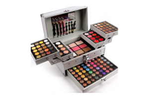 Descubre el encanto del maquillaje con el set de maquillaje para adultos de Barbie. Logra un look deslumbrante y diviértete como una niña. Aprovecha esta oportunidad. Conviértete en tu propia Barbie.