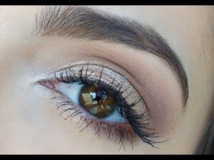 Obtén un look fresco y natural con nuestra sombra de ojos – La opción perfecta para un maquillaje natural.