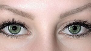 Descubre los mejores tonos de sombras verdes para resaltar tus ojos.