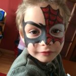 Transforma tu rostro en Spiderman con el mejor maquillaje artístico