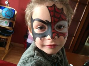 Transforma tu rostro en Spiderman con el mejor maquillaje artístico