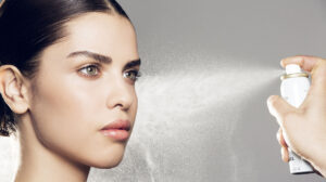Logra una apariencia impecable con nuestro spray maquillaje. ¡Disfruta de una cobertura duradera y natural! Perfecto para cualquier ocasión. Ideal para los amantes del maquillaje.