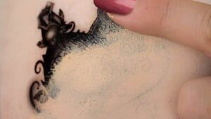 Cubre tu tatuaje con maquillaje: solución fácil y rápida