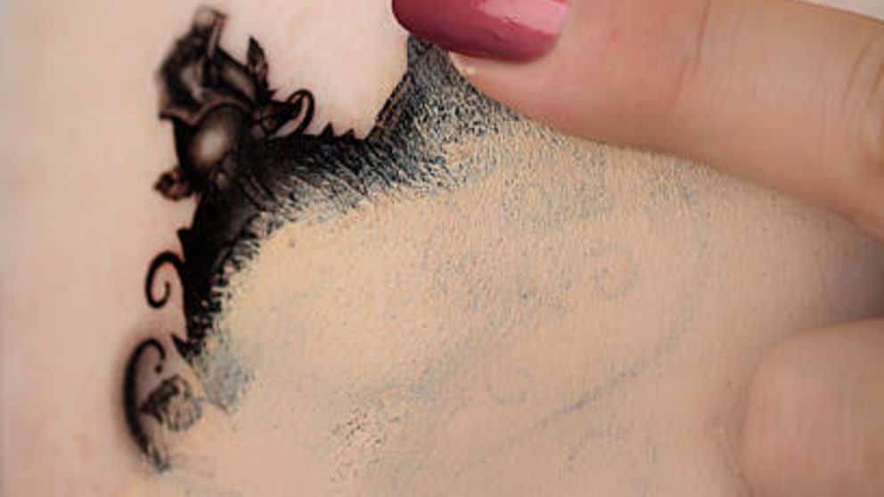 Cubre tu tatuaje con maquillaje: solución fácil y rápida