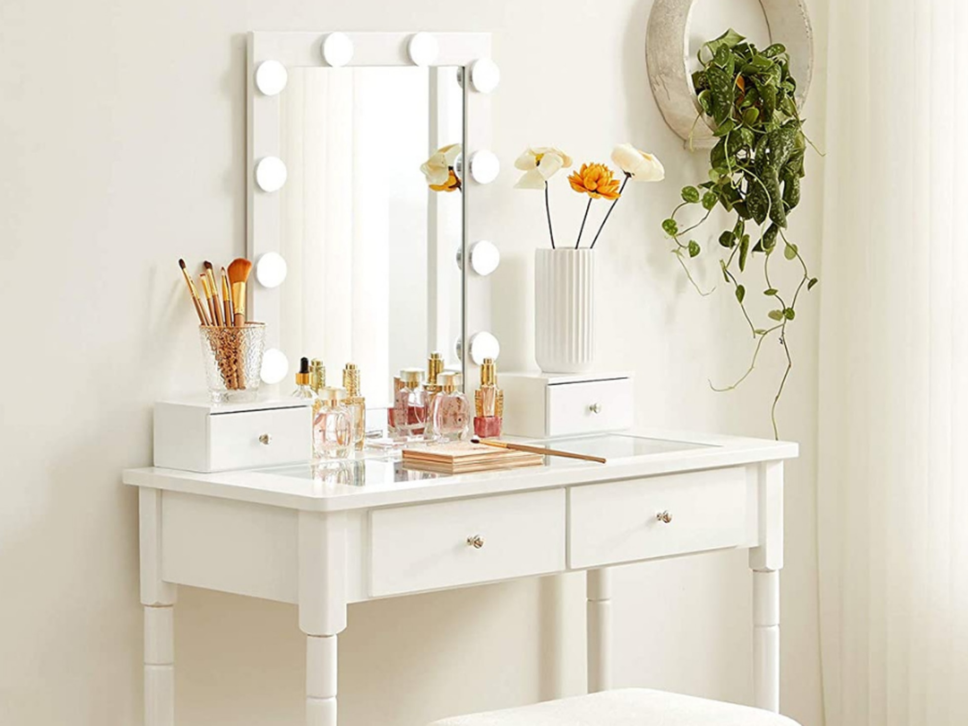Encuentra los mejores tocadores de maquillaje en Conforama – Organiza y embellece tu rutina de maquillaje con nuestros tocadores de calidad. Aquí encontrarás el mueble perfecto para tu espacio de Belleza.¡Descubre nuestras ofertas ahora!