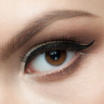 Encuentra tu estilo con maquillaje de ojos en tonos cafés. Descubre looks sofisticados y naturales para resaltar tu mirada. Aprende técnicas y tendencias con nuestros expertos en Belleza. ¡Dale vida a tus ojos con tonos cafés!
