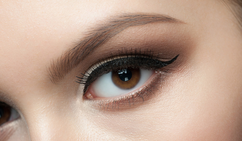 Encuentra tu estilo con maquillaje de ojos en tonos cafés. Descubre looks sofisticados y naturales para resaltar tu mirada. Aprende técnicas y tendencias con nuestros expertos en Belleza. ¡Dale vida a tus ojos con tonos cafés!