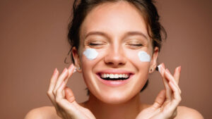 Transforma tu piel mientras duermes: rutina skincare noche