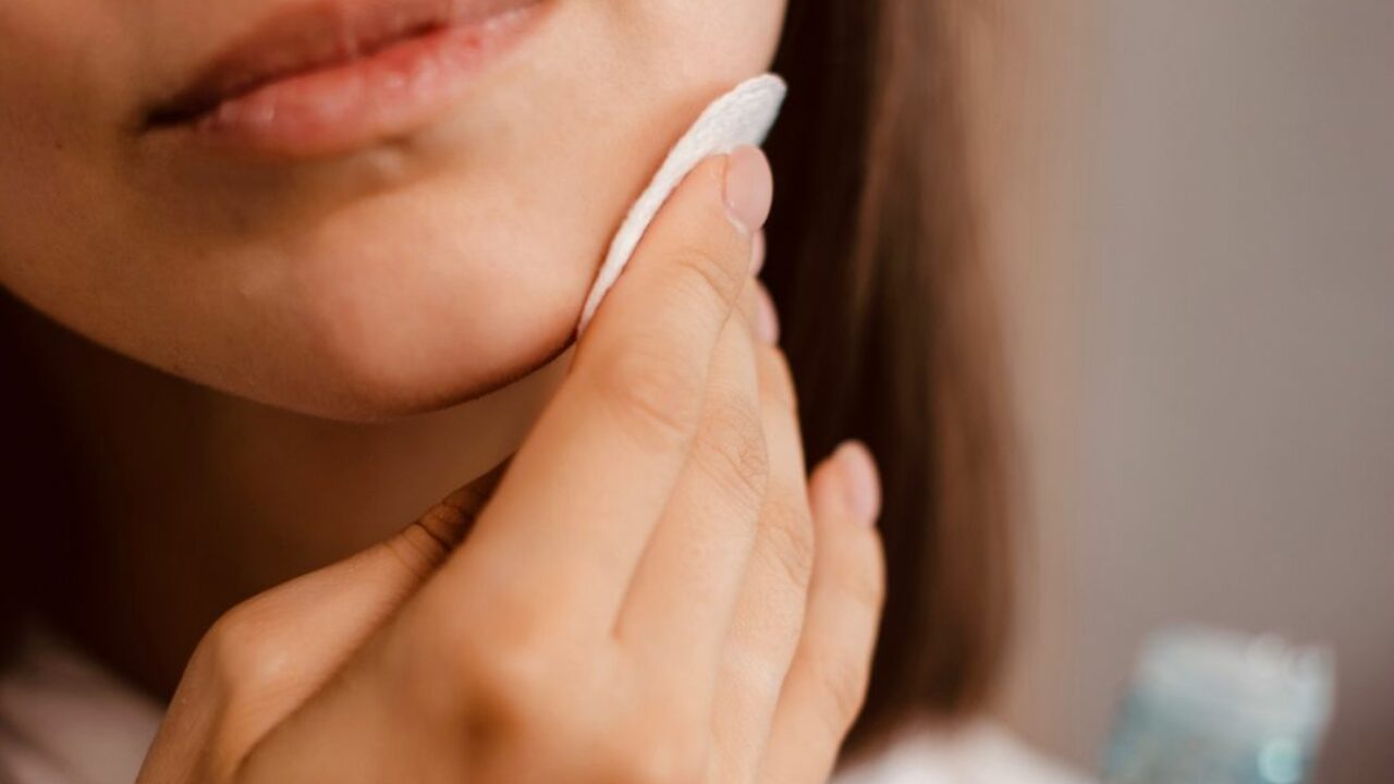 Tu piel radiante: rutina de skincare nocturna para adolescentes