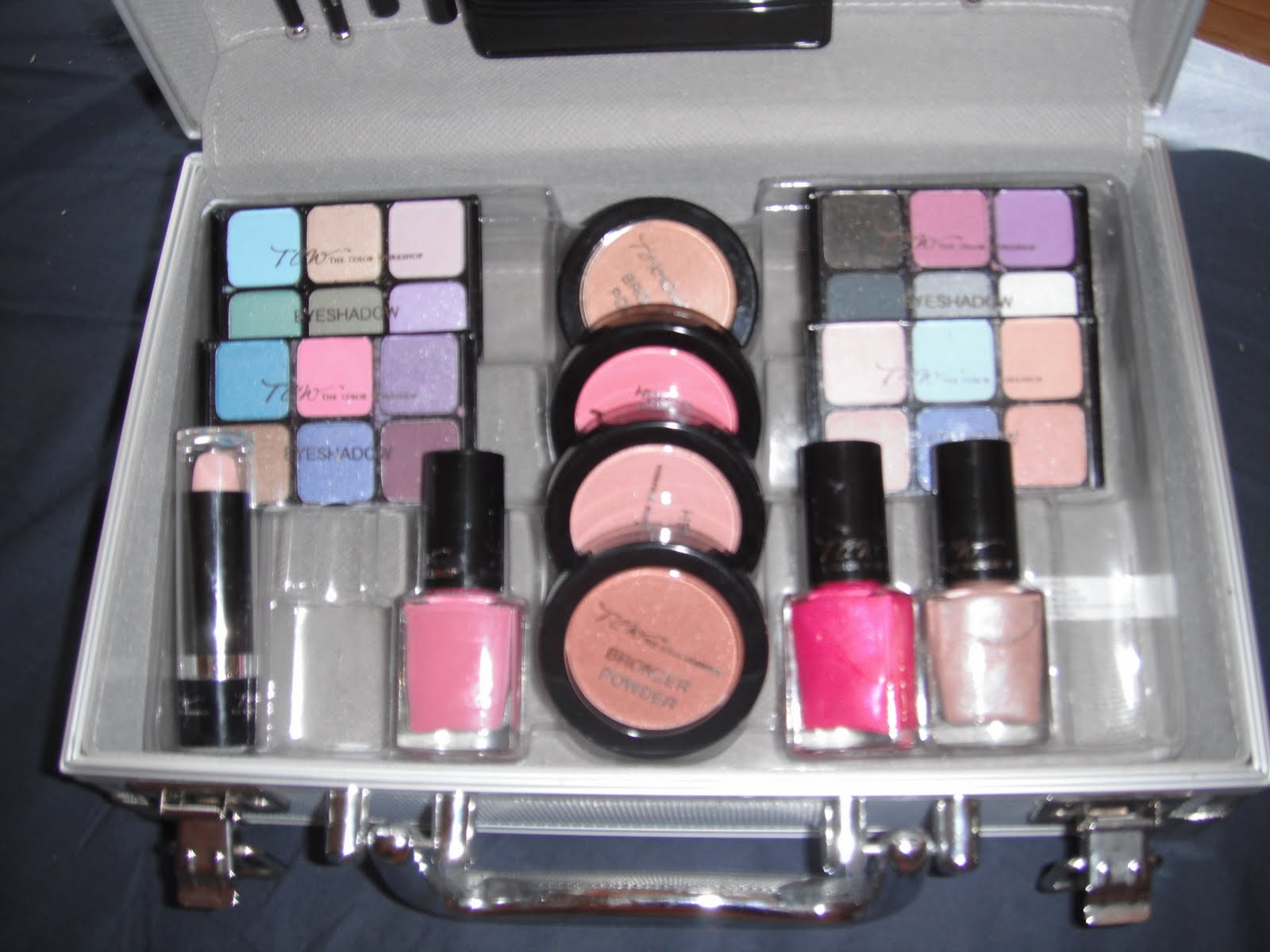 Encuentra el estuche ideal para tu maquillaje y organiza tus productos al instante.
