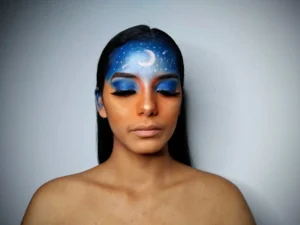 Consigue un look felino con maquillaje artístico de tigre. Transforma tu rostro en un impresionante felino con nuestra guía. ¡Despierta tu lado salvaje hoy!
