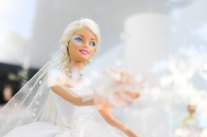 Aprende a maquillarte como Barbie en este tutorial