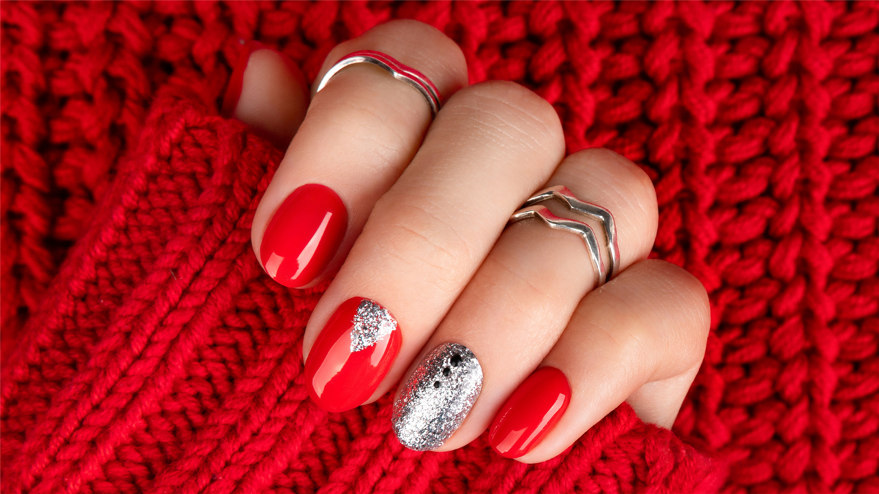 Celebra la elegancia: luce uñas en color maquillaje y deslumbra.