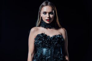 Descubre cómo lucir aterradora con el mejor disfraz de vampiresa y maquillaje