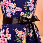 Descubre el mejor maquillaje para realzar tu vestido azul floreado. Acentúa tu Belleza y luce radiante con nuestros consejos expertos. ¡Entra ya!