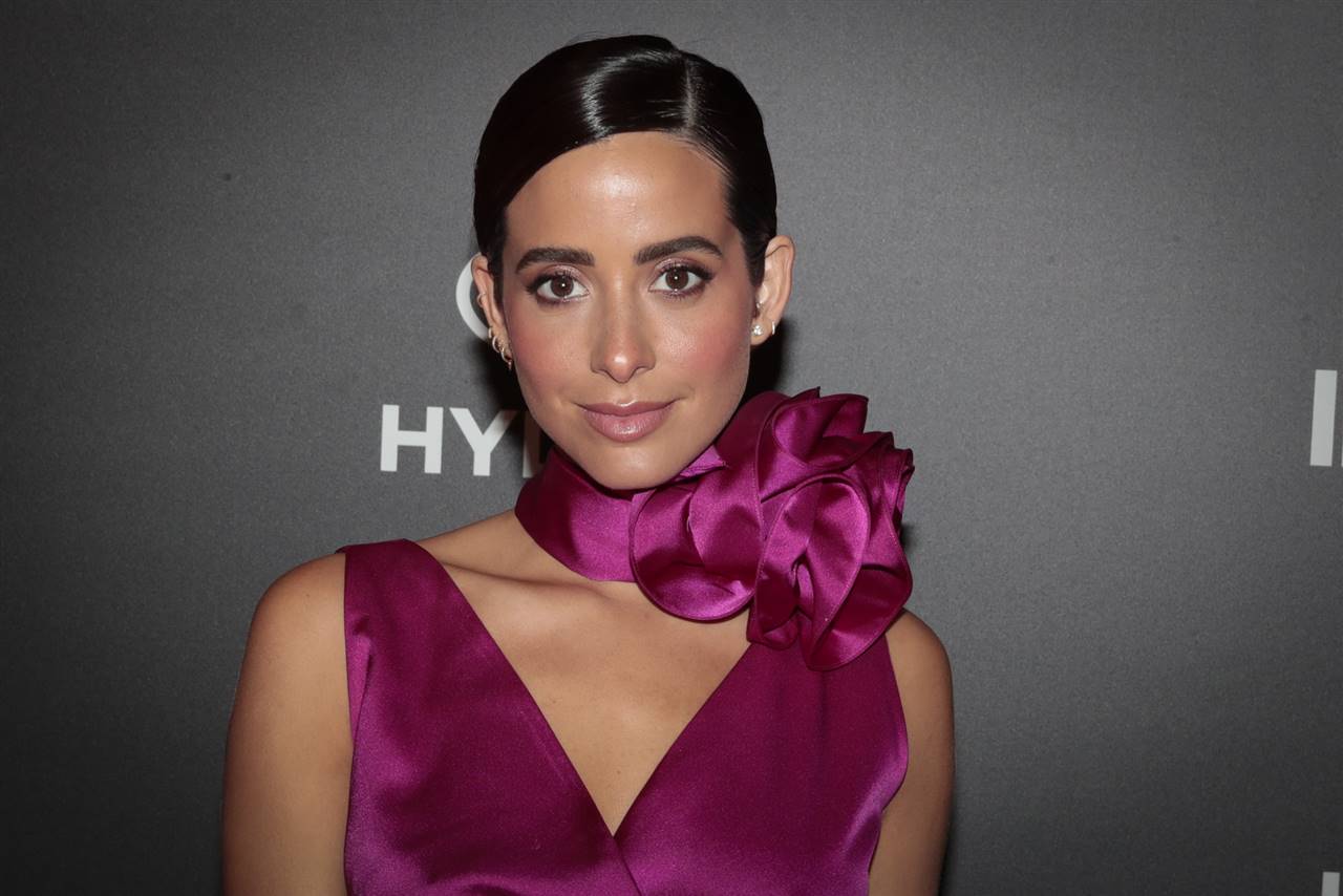 Descubre los mejores maquillajes para resaltar tu look con vestido fucsia.