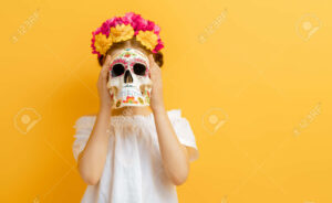 Encuentra el mejor maquillaje para tu novia zombie niña y crea un look terroríficamente adorable.